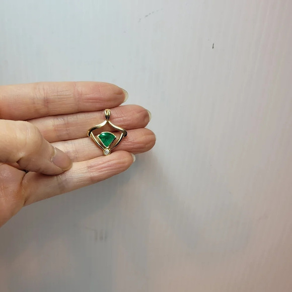 14K yellow gold emerald diamond charm pendant necklace - Picture 3 of 13